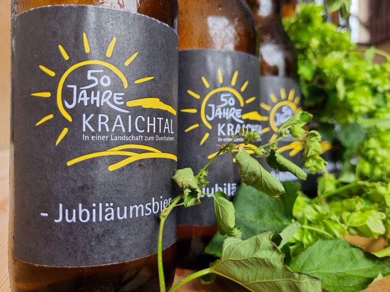 Drei Flaschen Jubilumsbier mit Hopfen